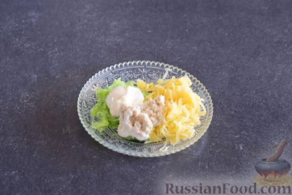 Закуска из ветчины и сыра с соусом из хрена