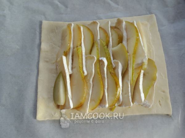 Слойка с сыром и грушей