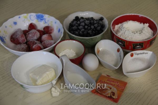 Пирог с клубникой и черникой