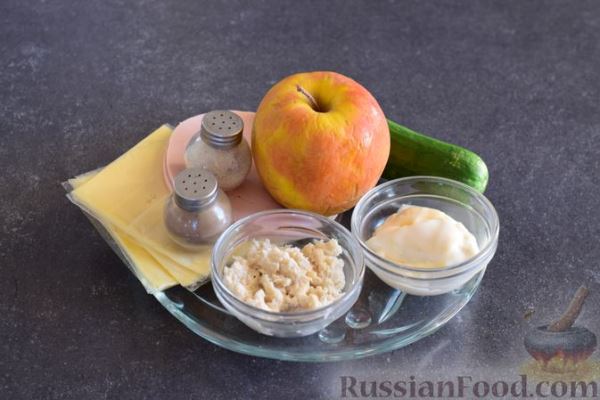 Закуска из ветчины и сыра с соусом из хрена