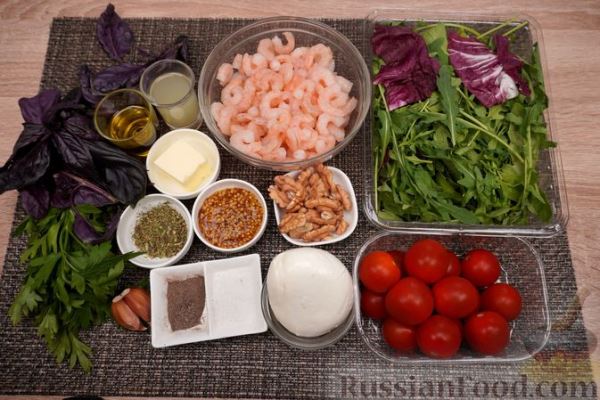 Салат с креветками, помидорами, моцареллой и орехами
