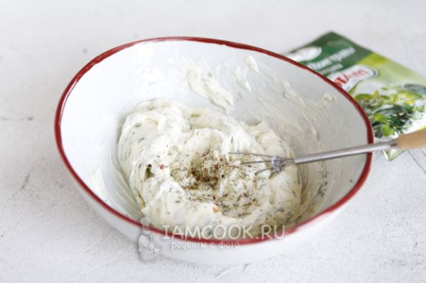 Сливочное масло с укропом и чесноком