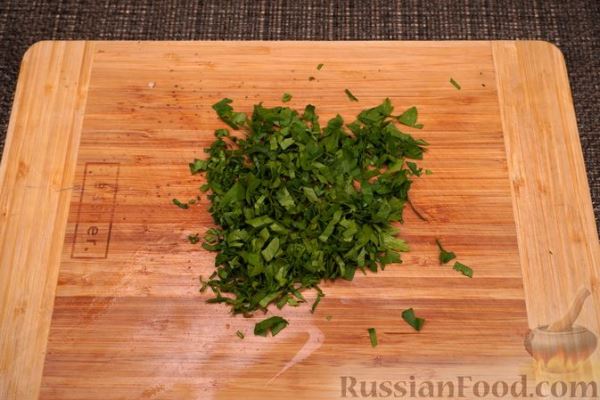 Салат с креветками, помидорами, моцареллой и орехами