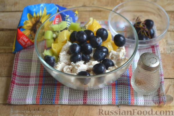 Салат с курицей, авокадо и киви