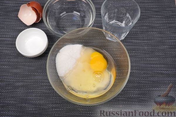 Песочный тарт со сливами в сметанной заливке