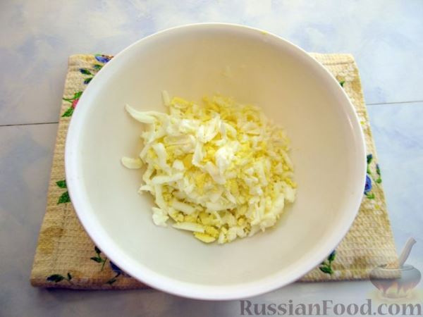 Рулетики из кабачков с плавленым сыром, помидорами и яйцами