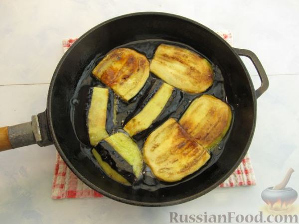 Жареные баклажаны, тушенные с помидорами