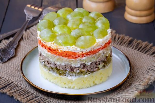 Слоёный салат с печенью, яблоком и виноградом