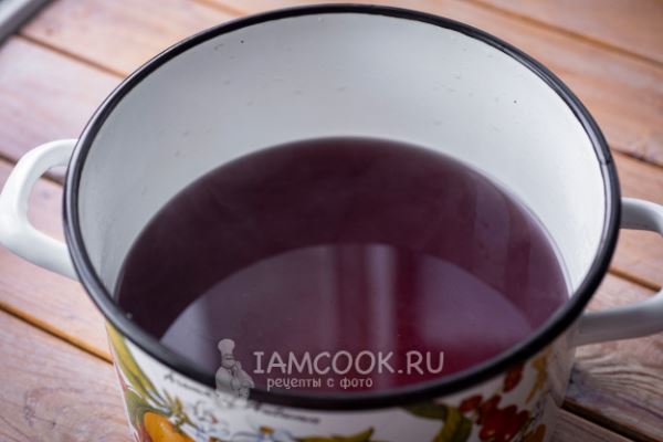 Компот из черноплодной рябины с мятой