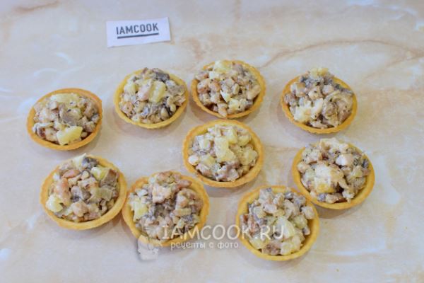 Тарталетки с курицей, грибами и ананасами