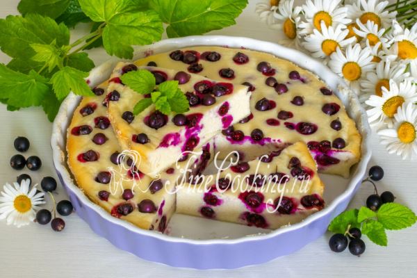 Творожная запеканка с черной смородиной в духовке