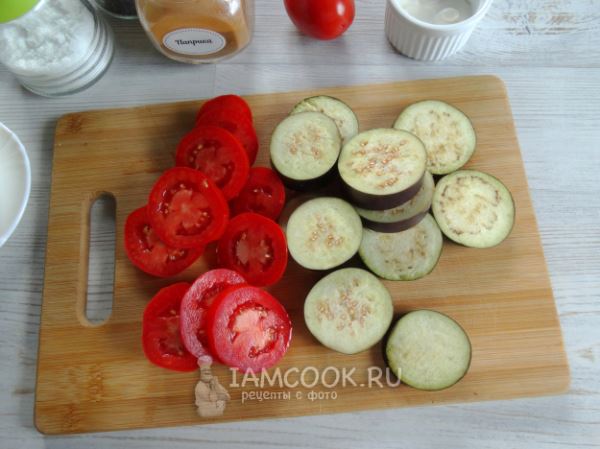 Баклажаны с помидорами и сыром на сковороде