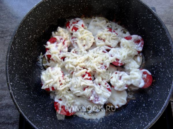 Баклажаны с помидорами и сыром на сковороде