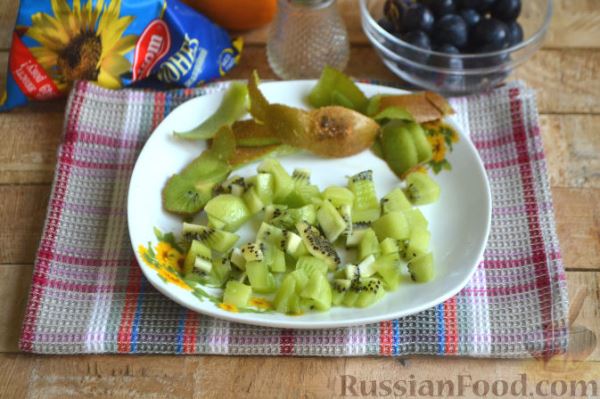 Салат с курицей, авокадо и киви