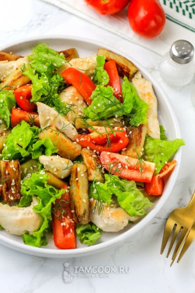Салат с хрустящим баклажаном и курицей