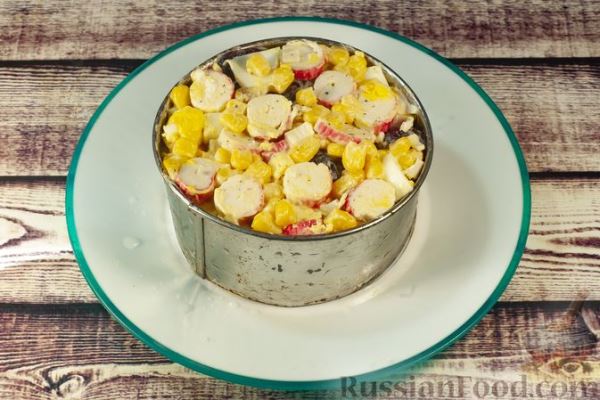 Салат с крабовыми палочками, кукурузой и виноградом