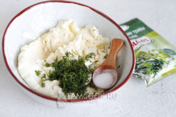 Сливочное масло с укропом и чесноком