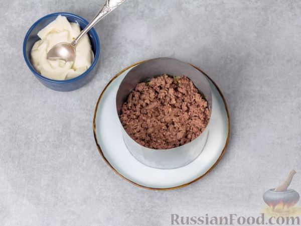 Слоёный салат с печенью, яблоком и виноградом