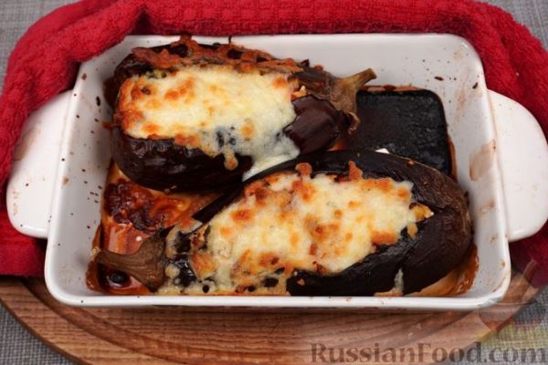 Битые баклажаны, фаршированные сыром, брынзой и помидорами (в духовке)