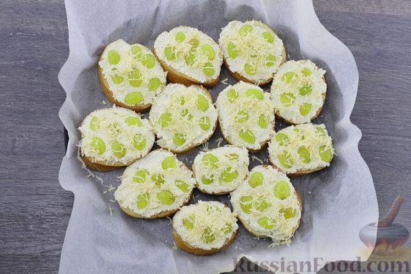 Гренки с творогом, виноградом и сыром (в духовке)