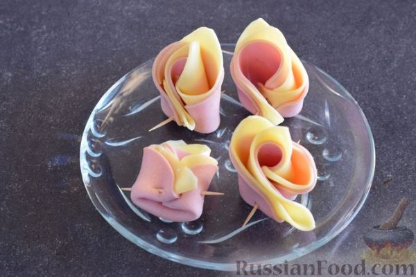 Закуска из ветчины и сыра с соусом из хрена