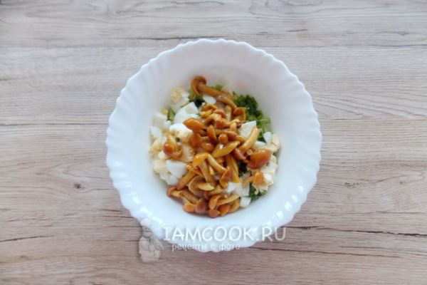 Салат с копченой курицей и маринованными опятами