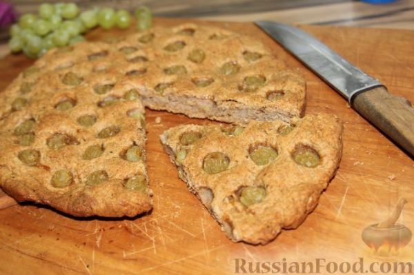 Фокачча из цельнозерновой муки, с виноградом