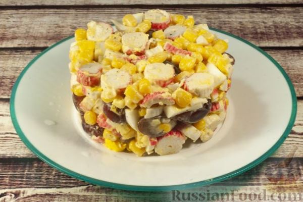 Салат с крабовыми палочками, кукурузой и виноградом