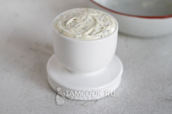 Сливочное масло с укропом и чесноком