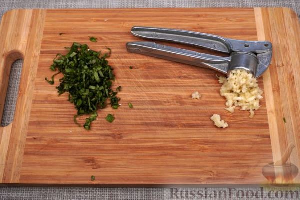 Битые баклажаны, фаршированные сыром, брынзой и помидорами (в духовке)