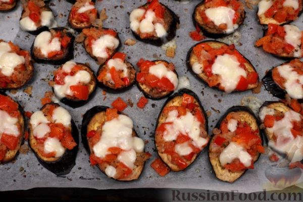 Баклажаны, запечённые с болгарским перцем и моцареллой