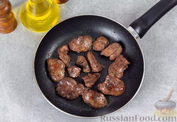 Слоёный салат с печенью, яблоком и виноградом