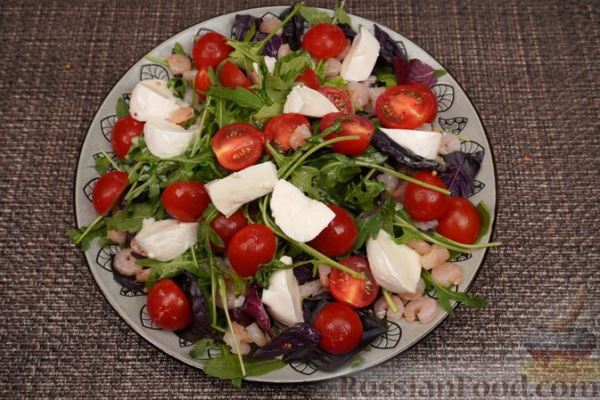 Салат с креветками, помидорами, моцареллой и орехами