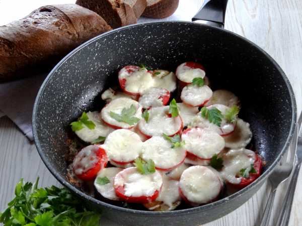 Баклажаны с помидорами и сыром на сковороде