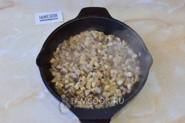 Тарталетки с курицей, грибами и ананасами
