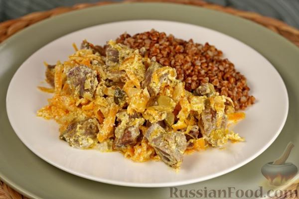 Куриные желудки, тушенные с маринованными огурцами, хреном и сметаной