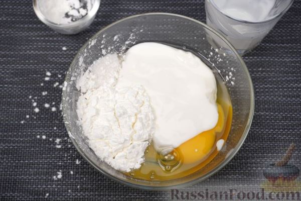 Песочный тарт со сливами в сметанной заливке