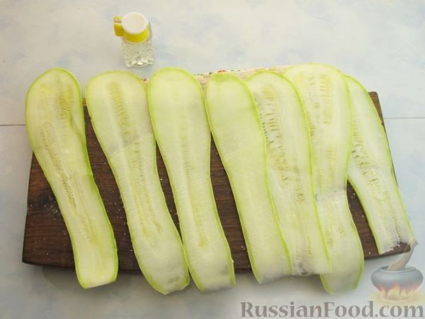 Рулетики из кабачков с плавленым сыром, помидорами и яйцами