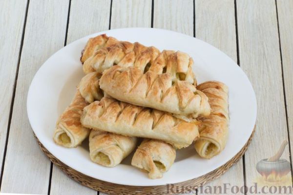 Слойки с виноградом и лимонной цедрой