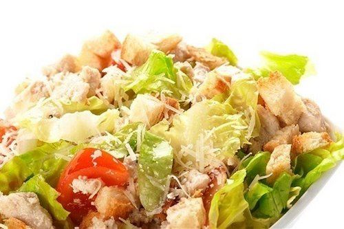 Классический салат &laquo;Цезарь&raquo; с курицей и сыром пармезан