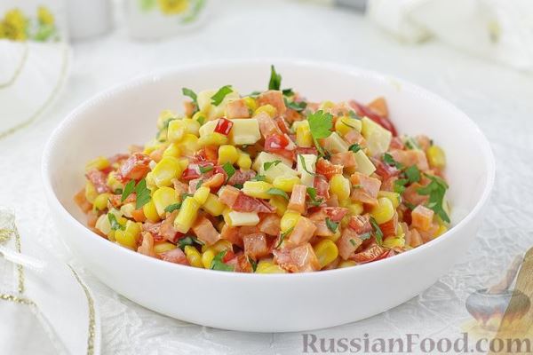 Салат с кукурузой, перцем, морковью и сыром