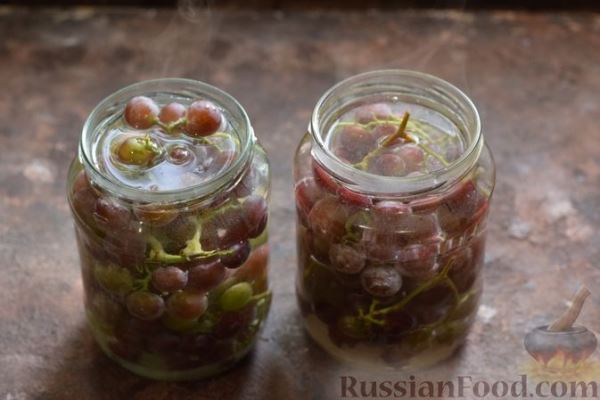 Консервированный виноград гроздьями