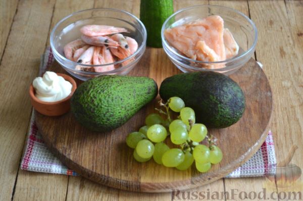 Закуска в огурце - с авокадо, семгой и креветками