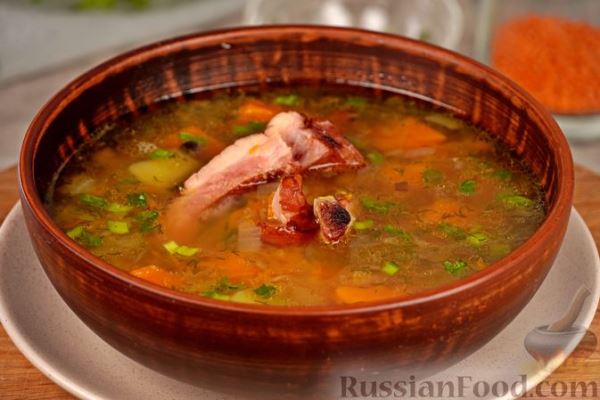 Тыквенный суп с копчёными рёбрышками и чечевицей