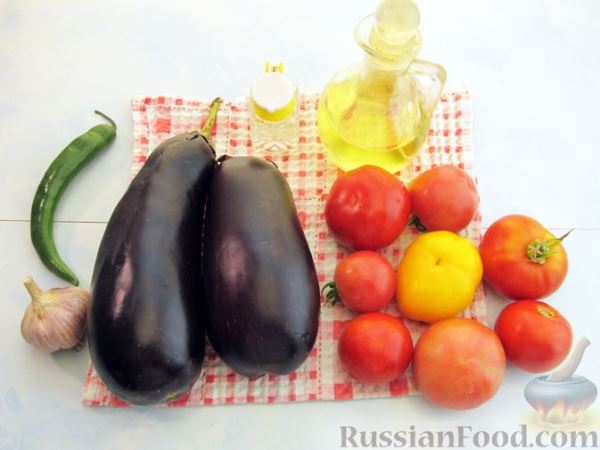 Жареные баклажаны, тушенные с помидорами