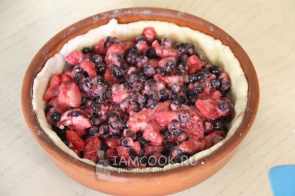 Пирог с клубникой и черникой