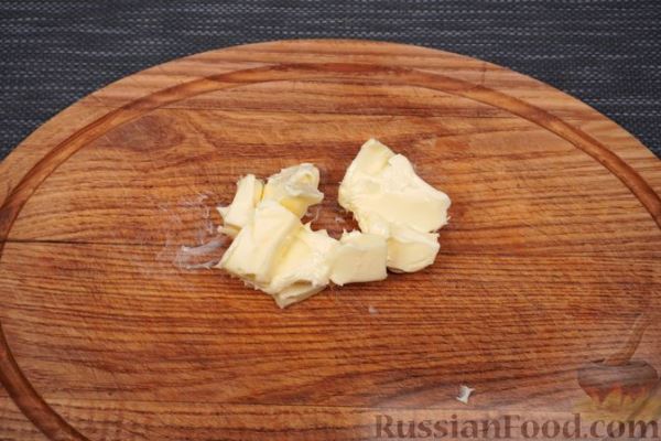 Песочный тарт со сливами в сметанной заливке