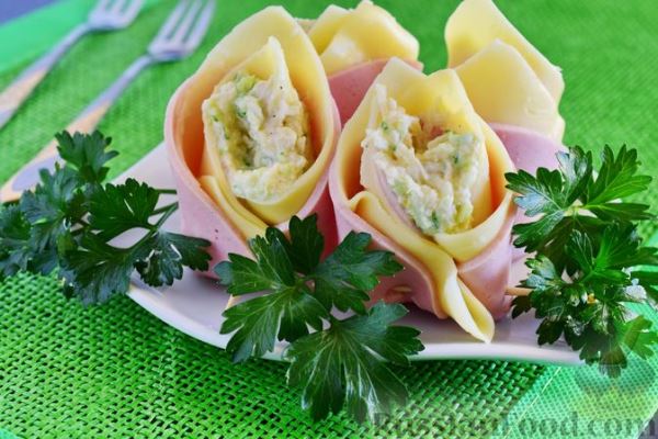 Закуска из ветчины и сыра с соусом из хрена