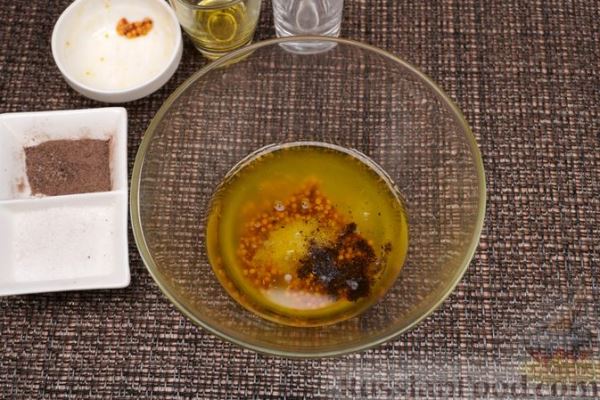 Салат с креветками, помидорами, моцареллой и орехами