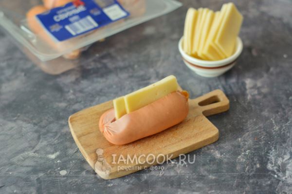 Сардельки с сыром в духовке